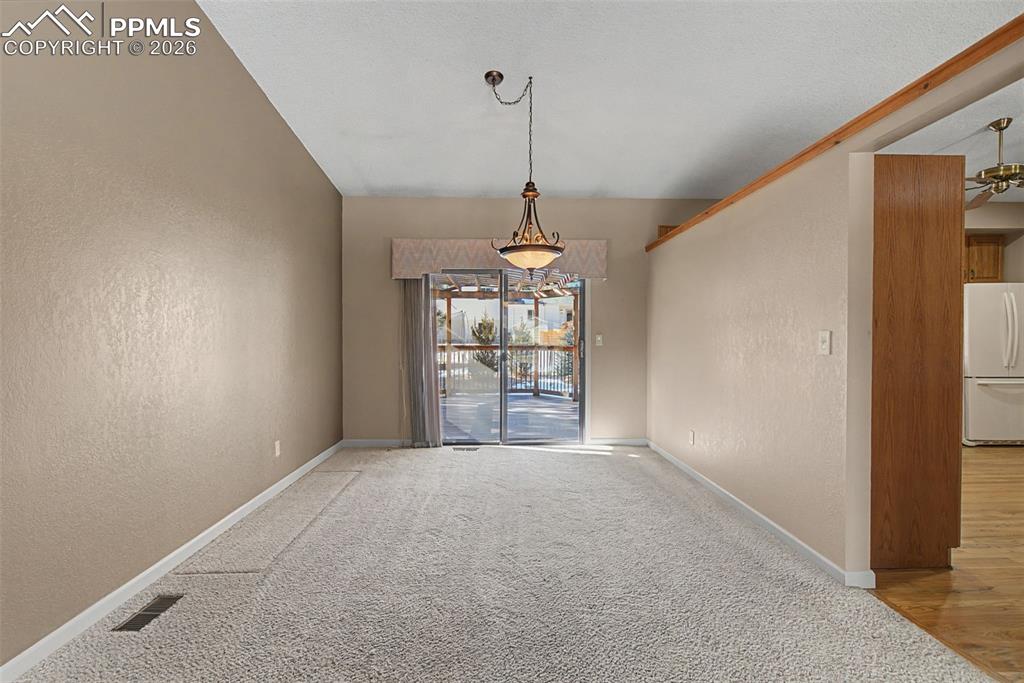 Image 11 of 50: Dining Area