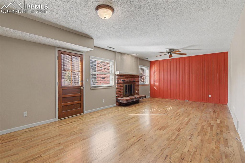 Image 18 of 50: Living Room