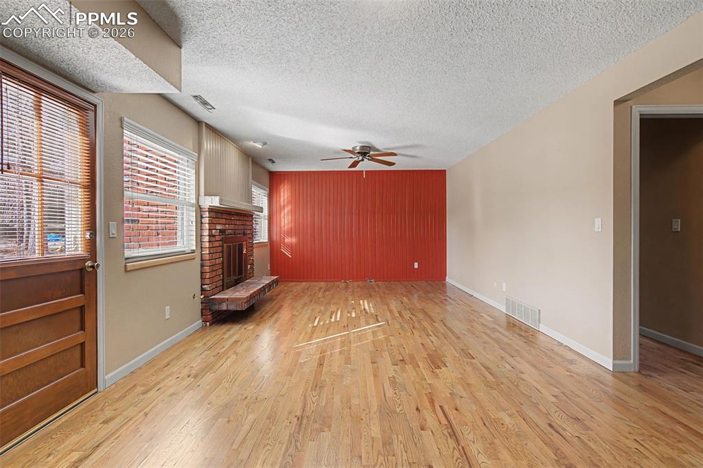 Image 19 of 50: Living Room