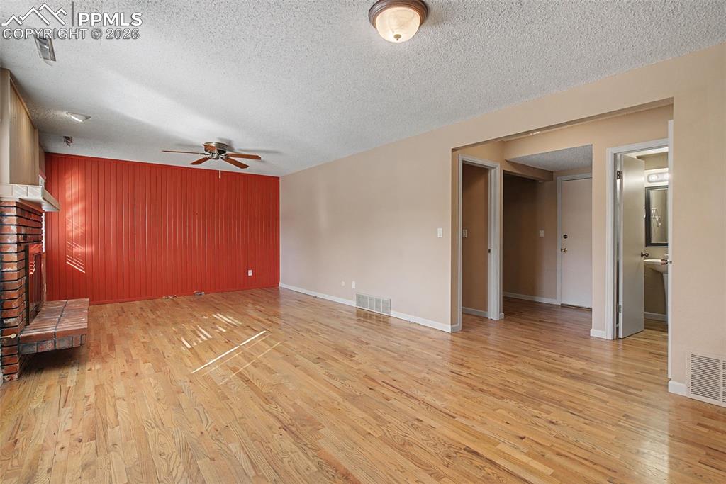 Image 20 of 50: Living Room