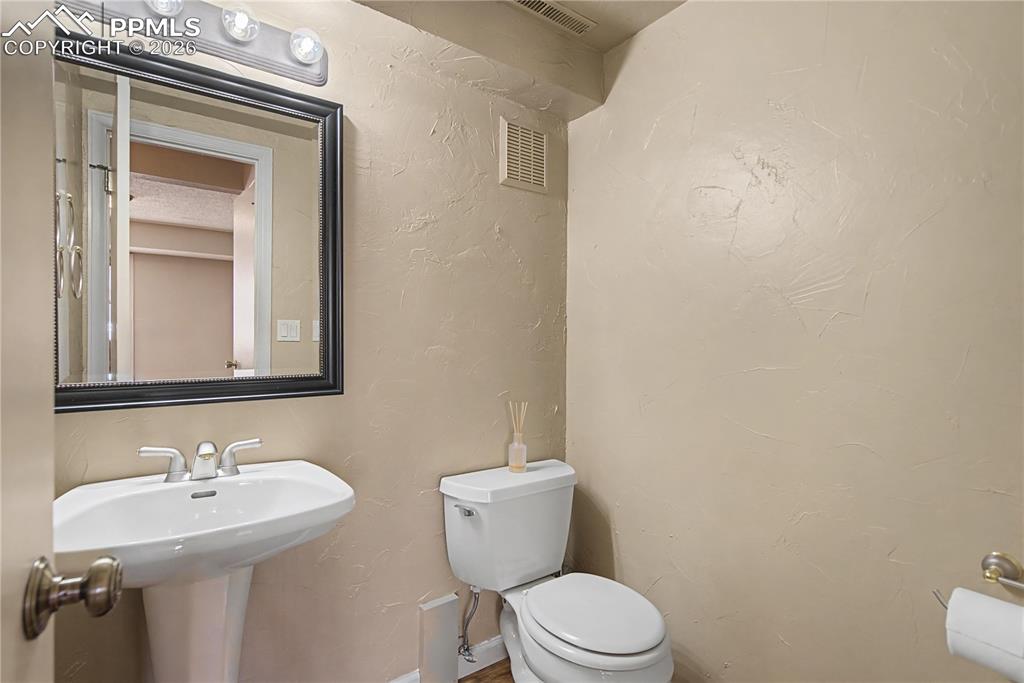 Image 24 of 50: Bathroom