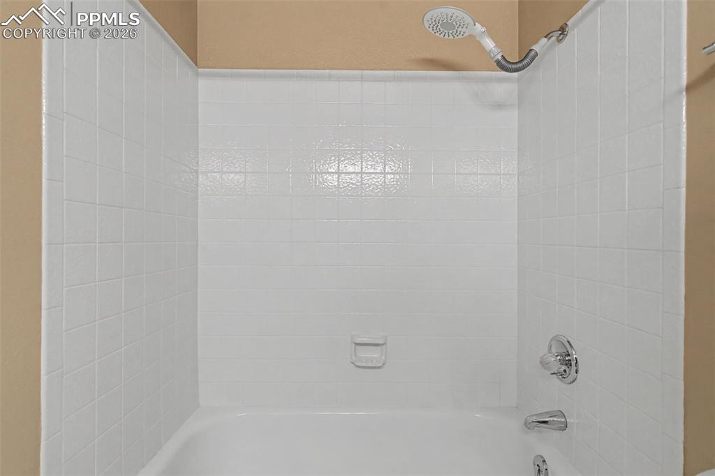 Image 33 of 50: Bathroom