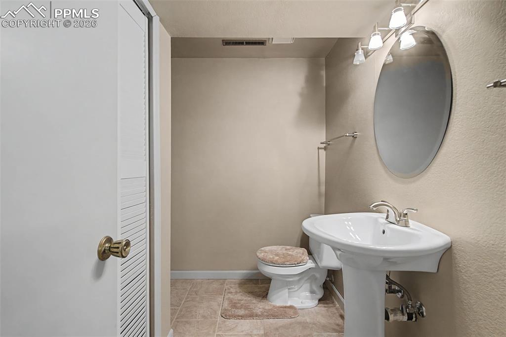 Image 37 of 50: Bathroom