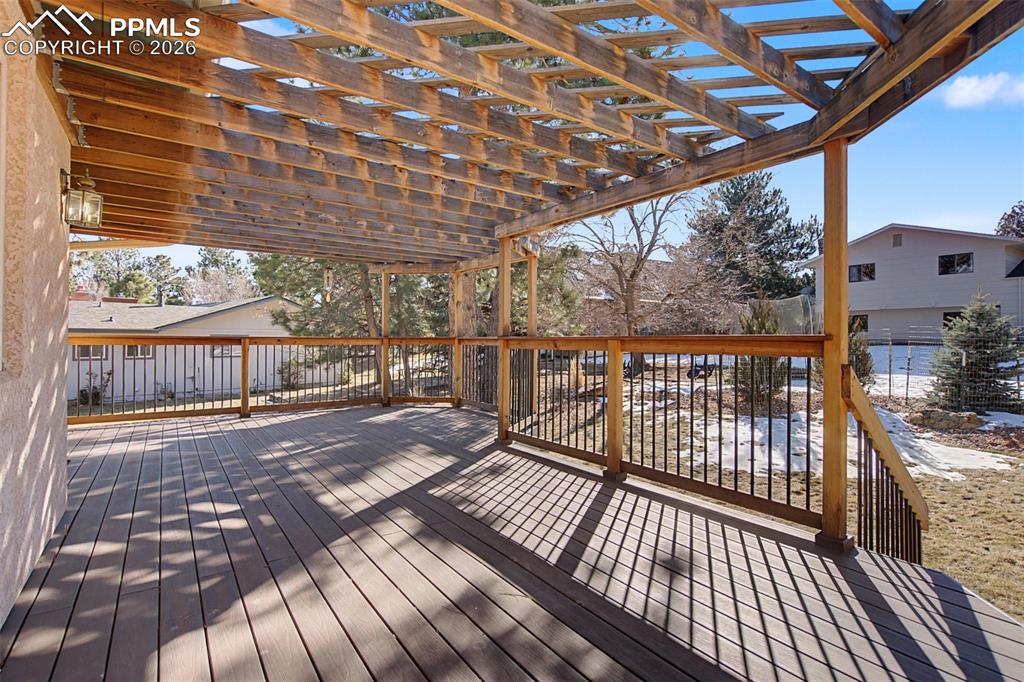 Image 40 of 50: Deck