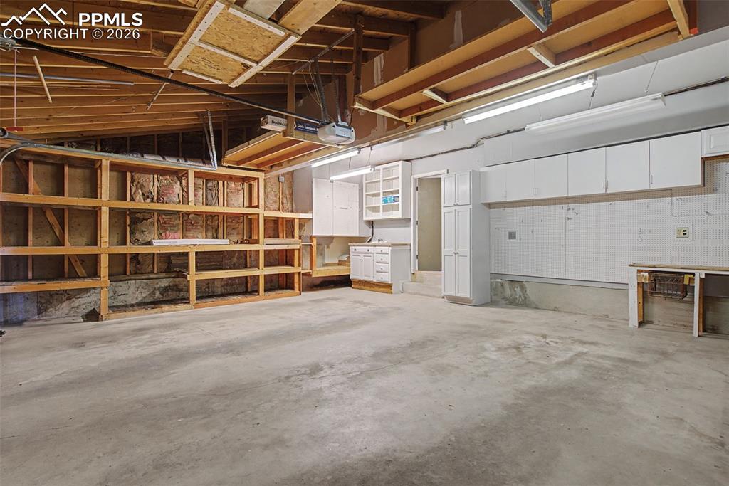 Image 42 of 50: Garage