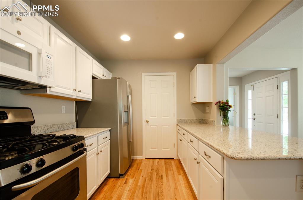 Image 10 of 50: Kitchen