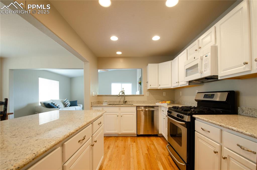 Image 11 of 50: Kitchen