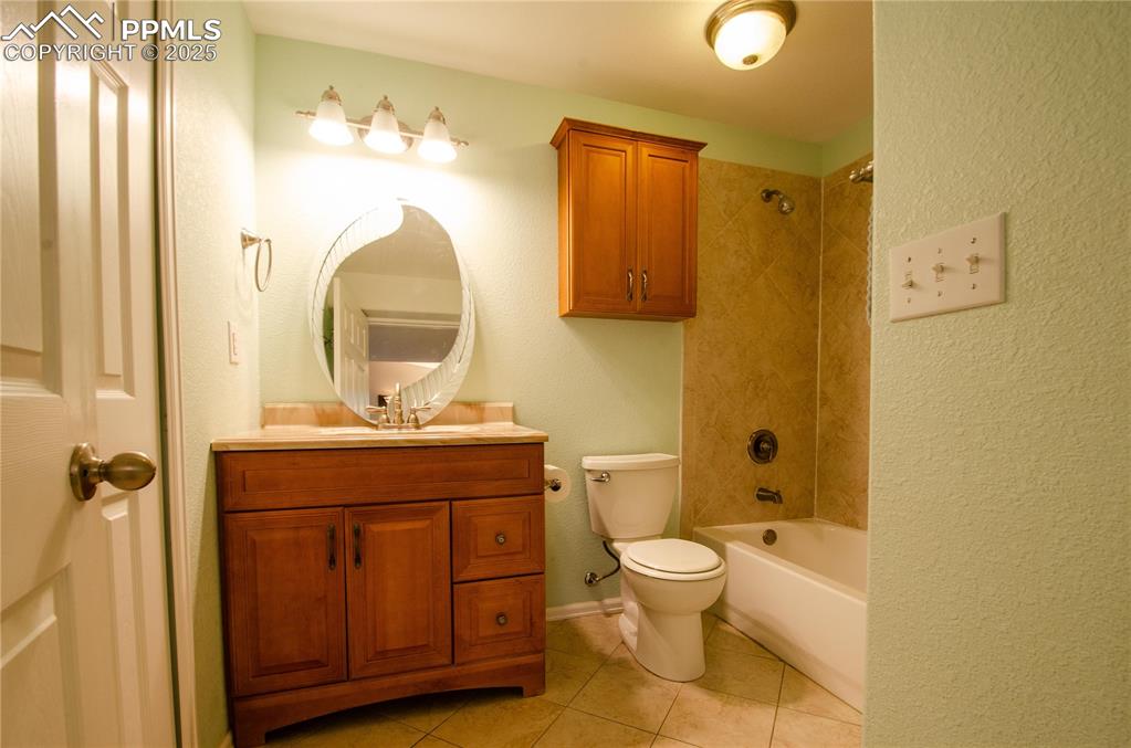 Image 34 of 50: Bathroom