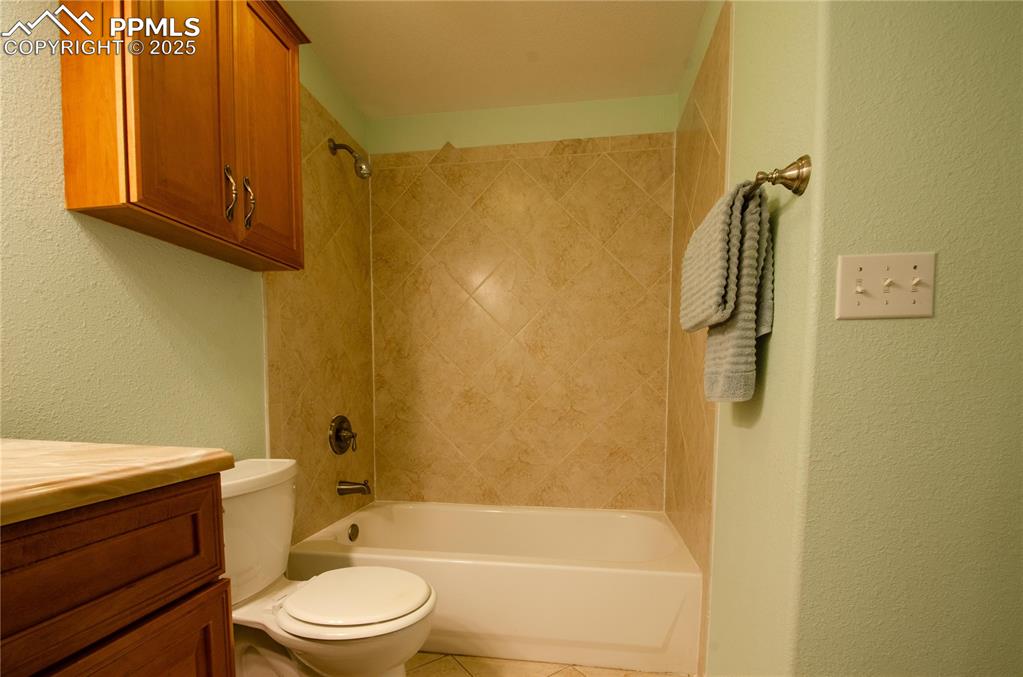 Image 35 of 50: Bathroom