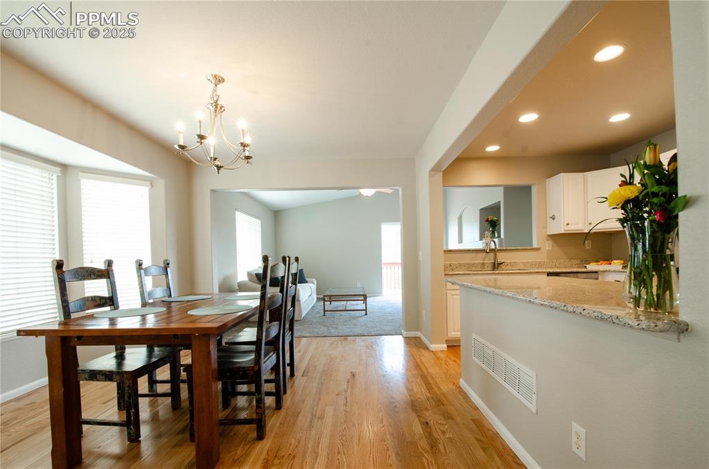 Image 6 of 50: Dining Area