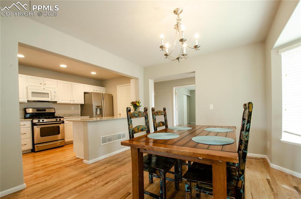 Image 7 of 50: Dining Area