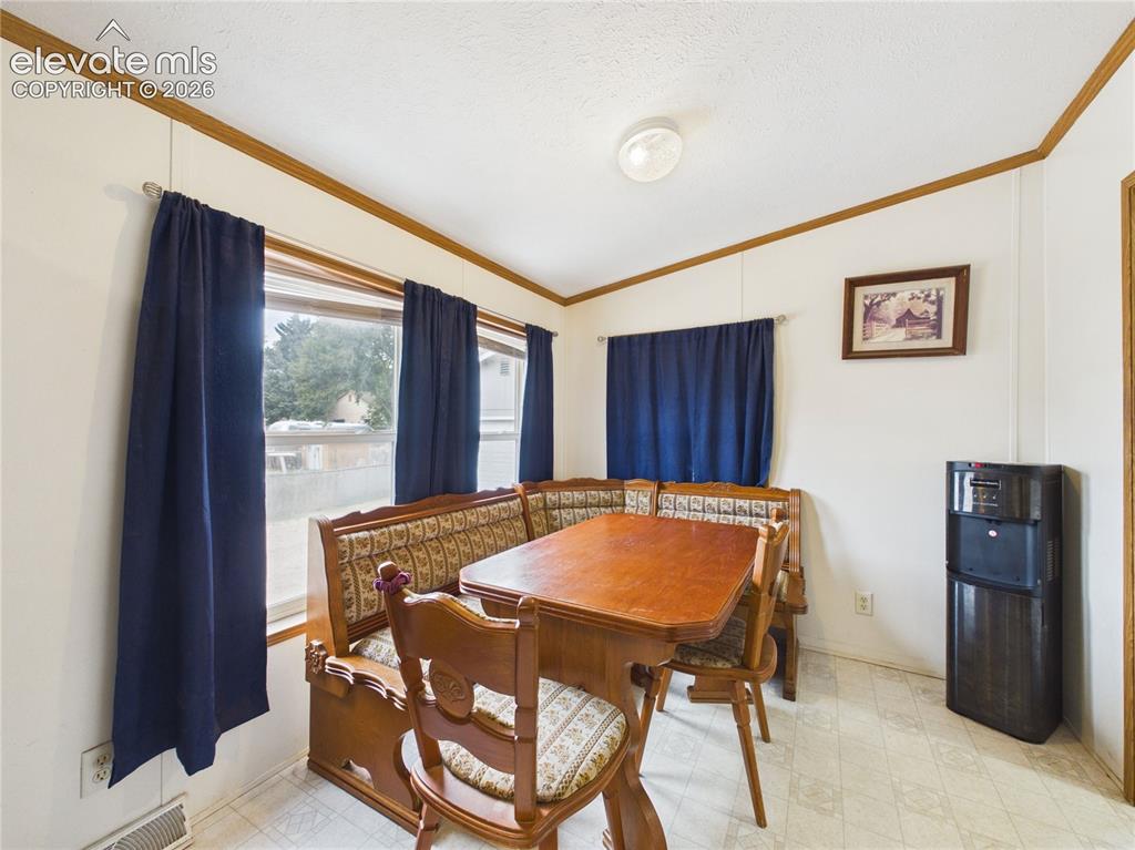 Image 14 of 34: Dining Area