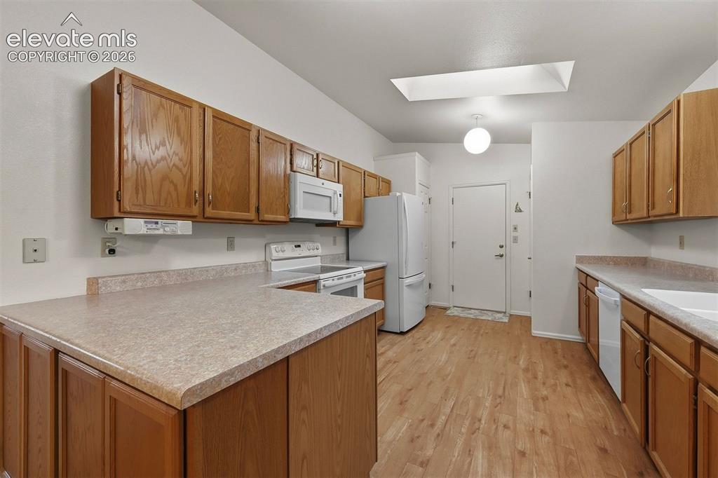 Image 16 of 40: Kitchen