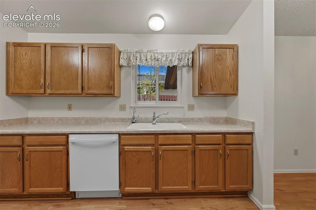 Image 17 of 40: Kitchen