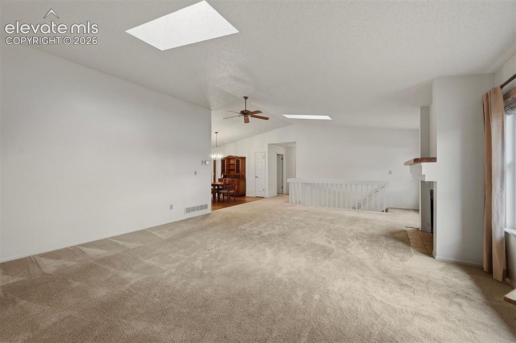 Image 19 of 40: Living room