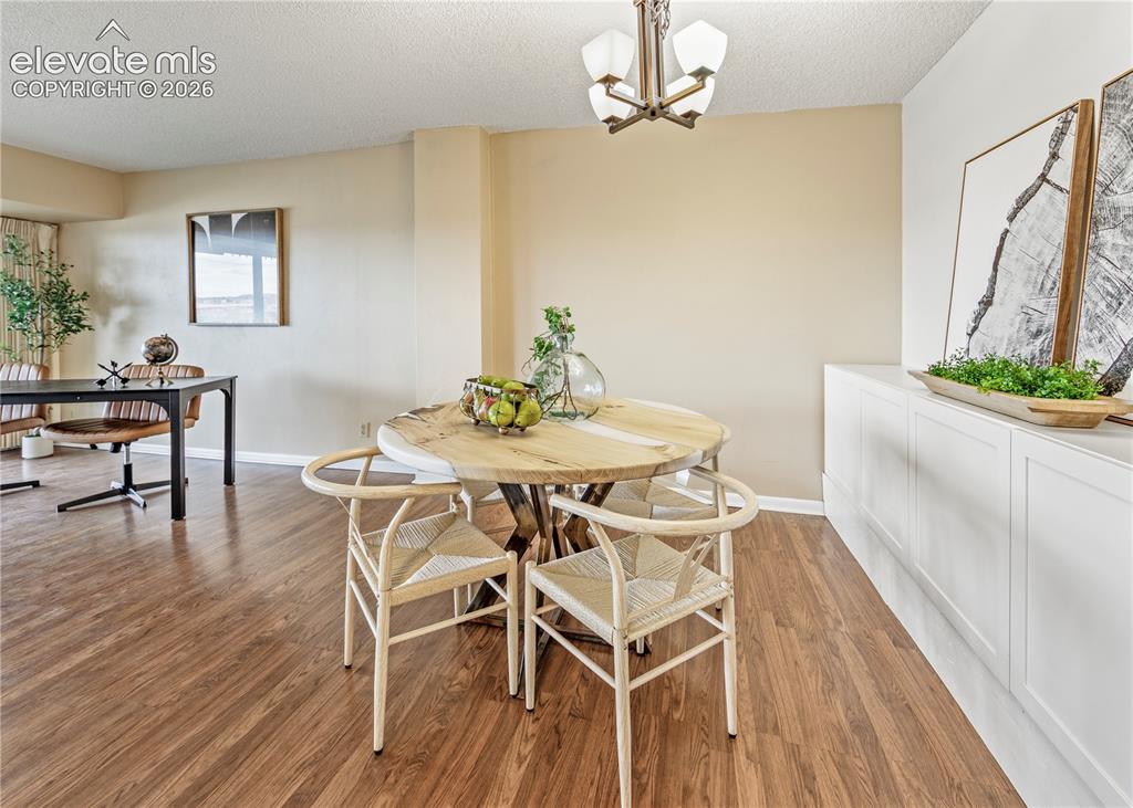 Image 12 of 33: Dining Area
