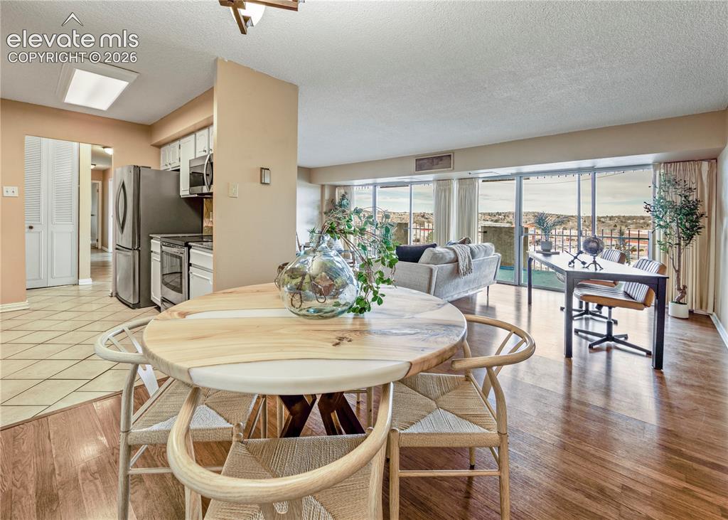 Image 13 of 33: Dining Area