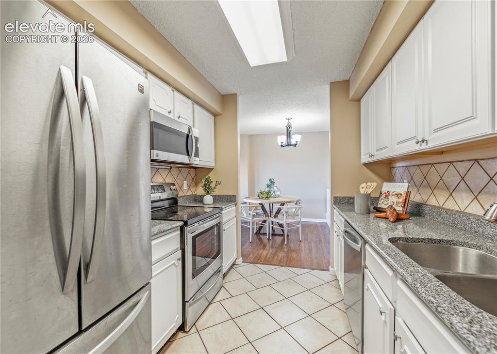 Image 15 of 33: Kitchen