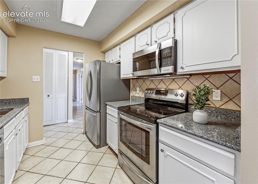 Image 16 of 33: Kitchen
