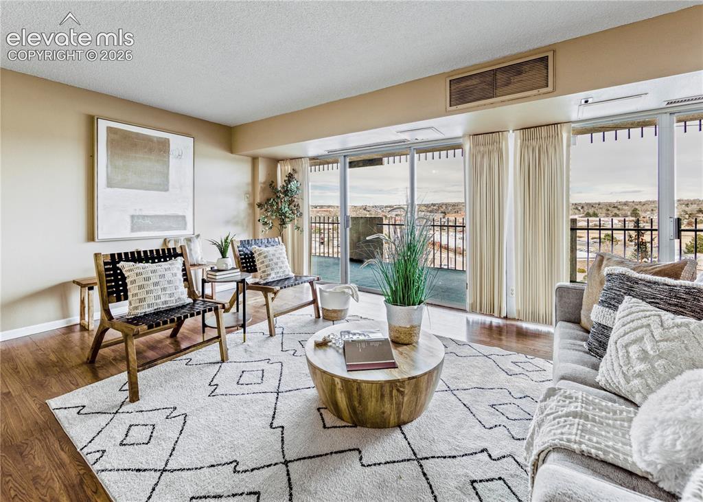 Image 9 of 33: Sitting Room