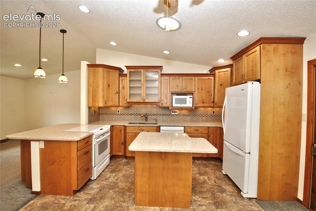 Image 7 of 29: Kitchen
