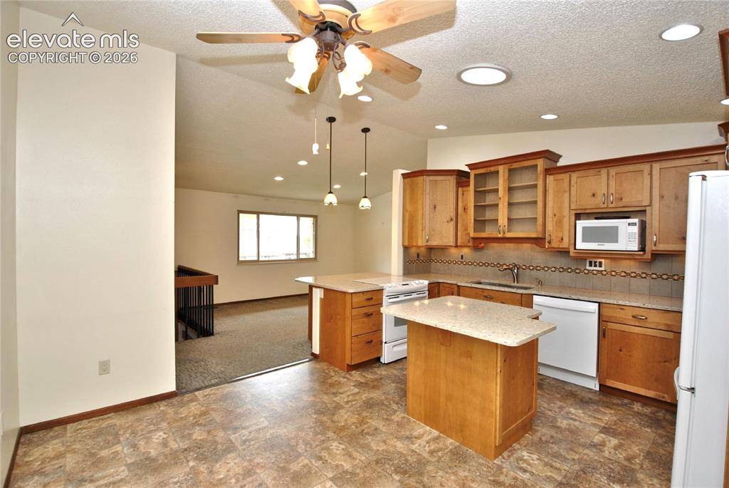 Image 9 of 29: Kitchen