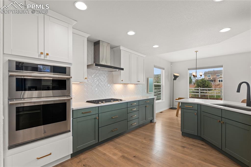 Image 15 of 36: Kitchen