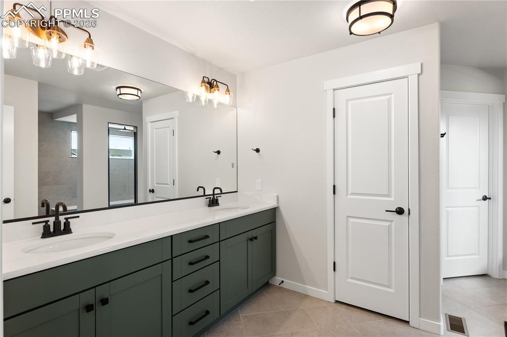 Image 20 of 36: Bathroom