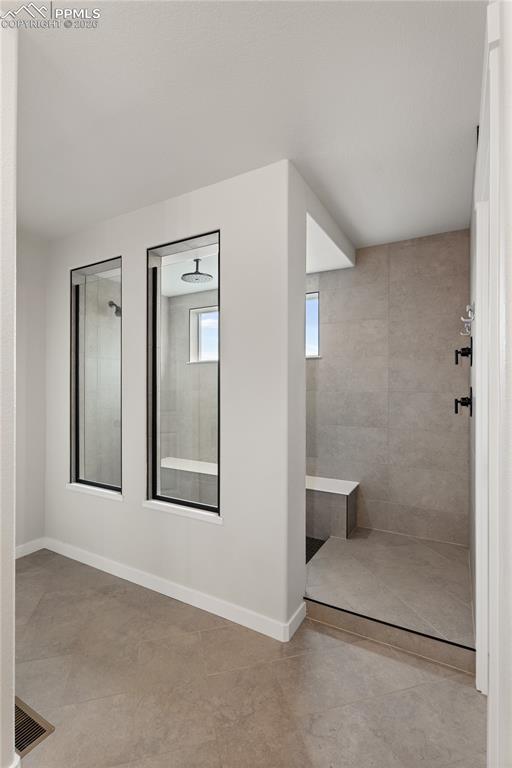 Image 21 of 36: Bathroom