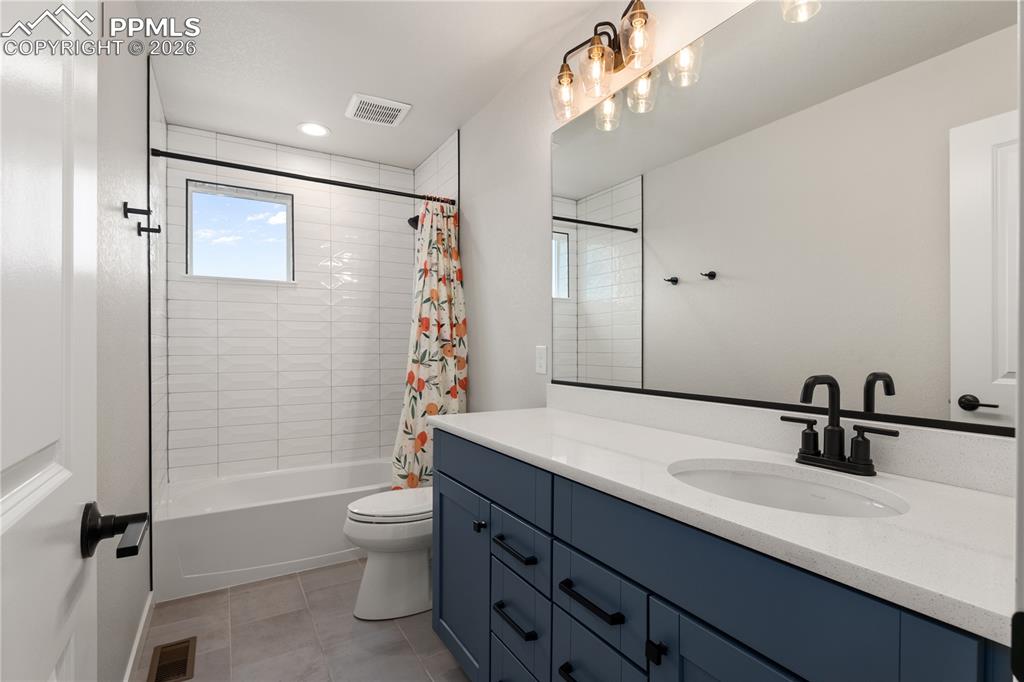 Image 26 of 36: Bathroom