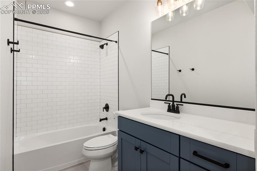 Image 34 of 36: Bathroom