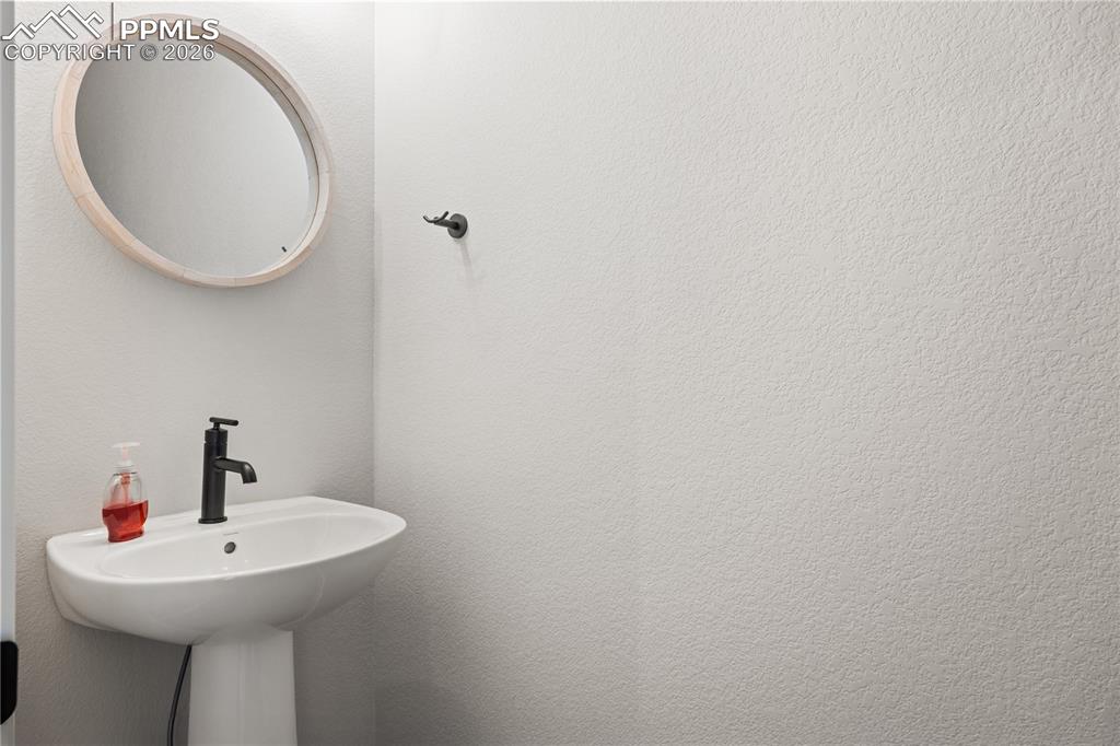 Image 7 of 36: Bathroom