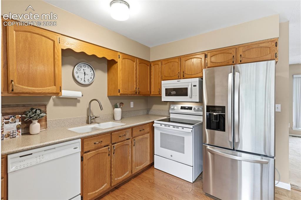 Image 35 of 48: Kitchen