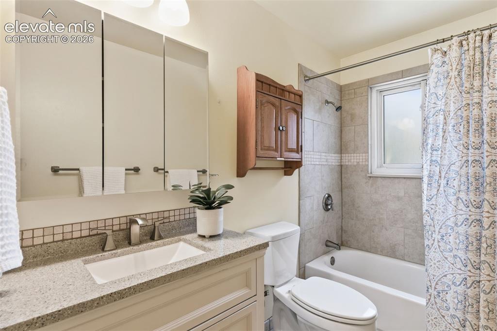 Image 5 of 48: Bathroom