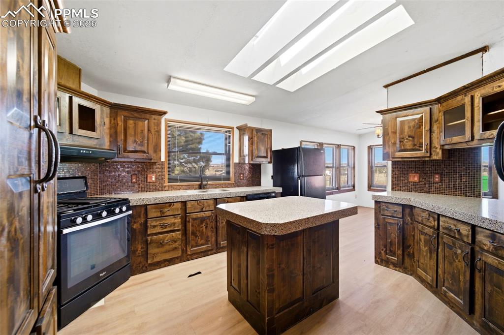 Image 10 of 39: Kitchen