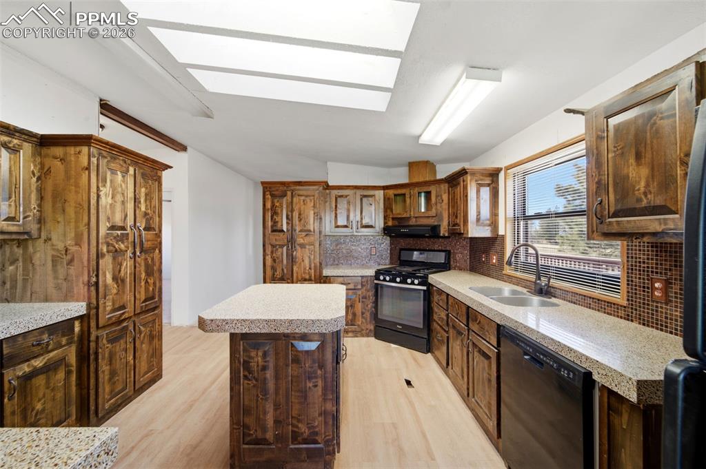 Image 11 of 39: Kitchen