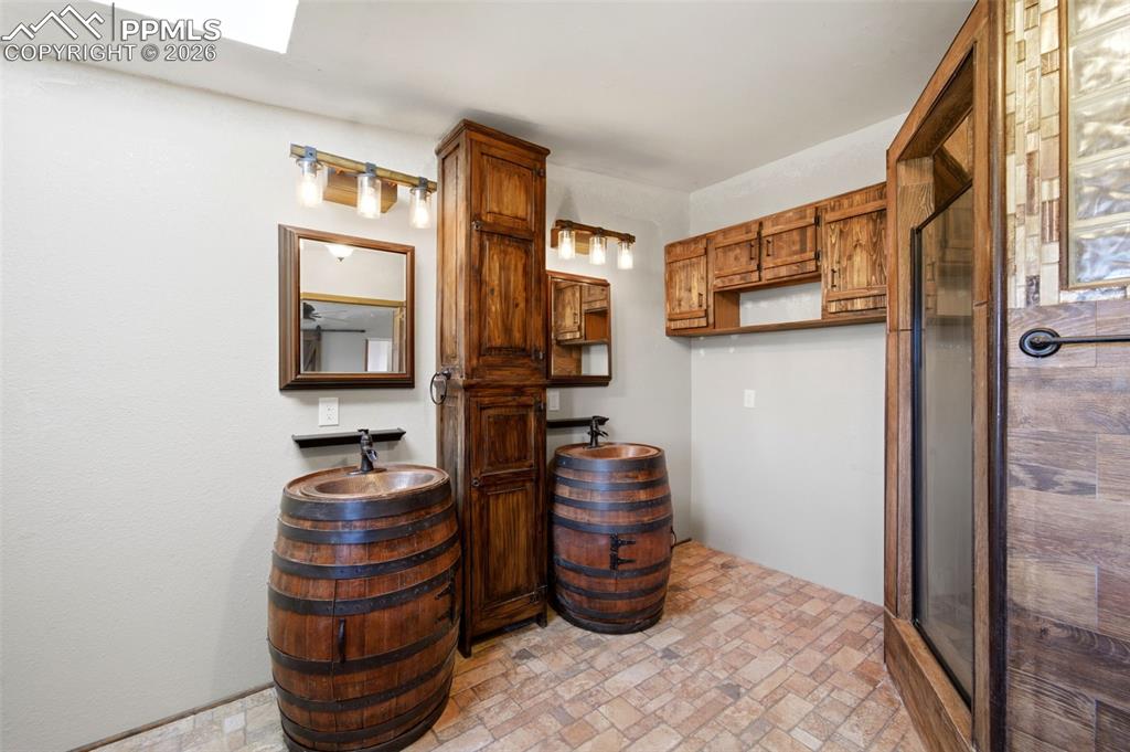 Image 19 of 39: Bathroom