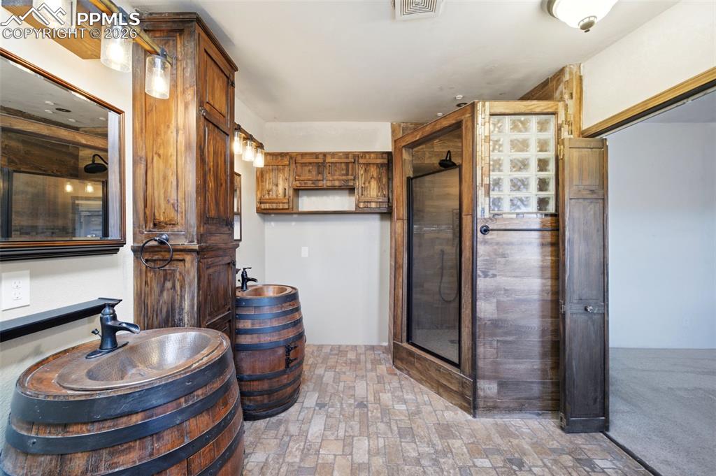 Image 20 of 39: Bathroom