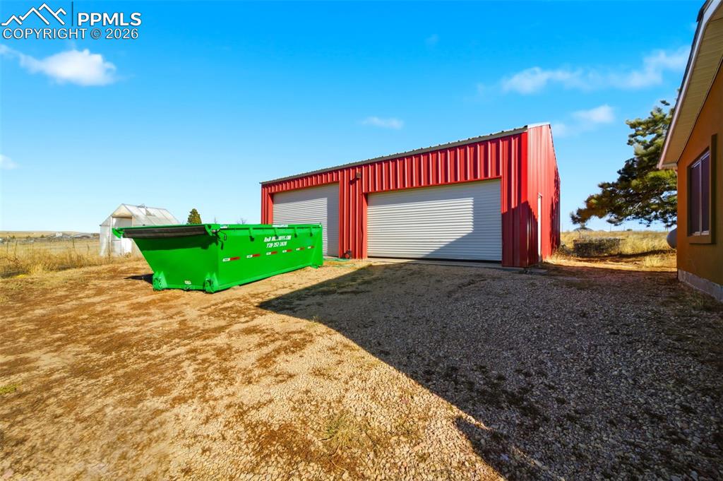 Image 26 of 39: Garage