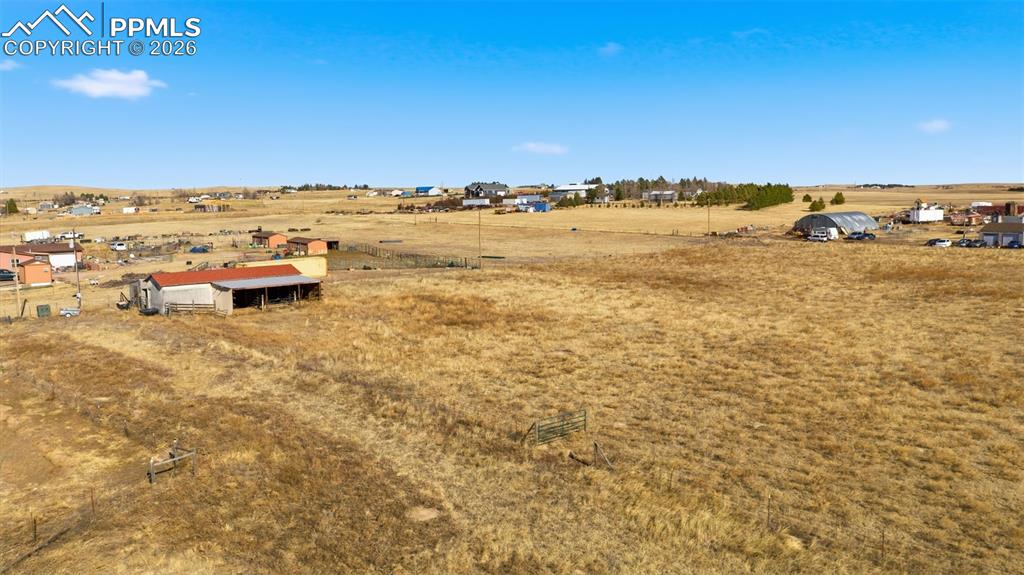 Image 33 of 39: Yard