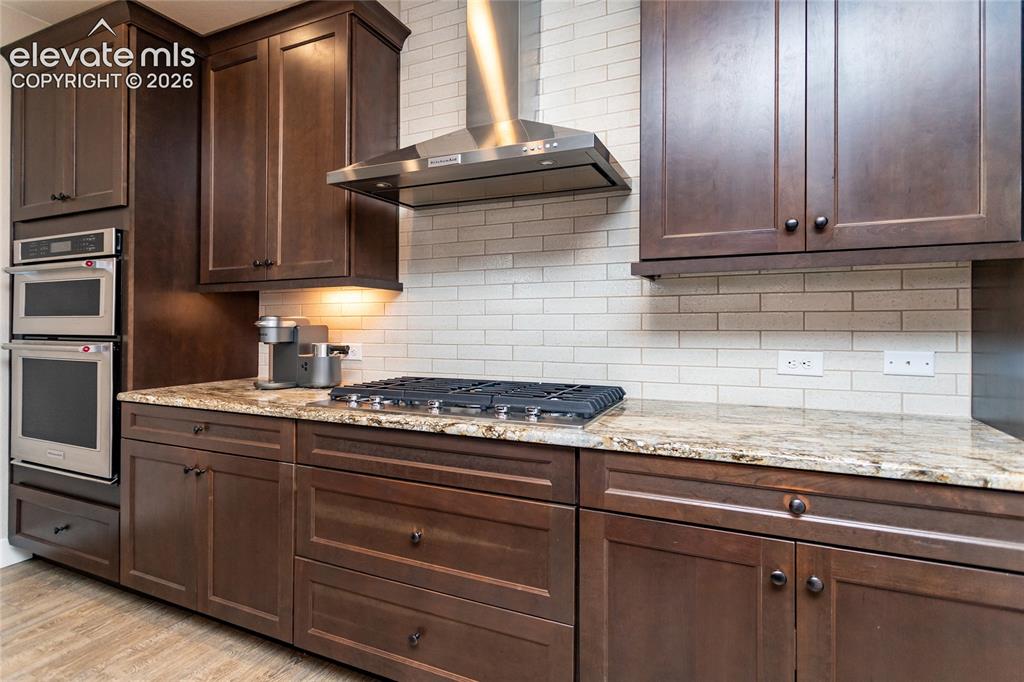 Image 13 of 47: 5 Burner Gas Cooktop