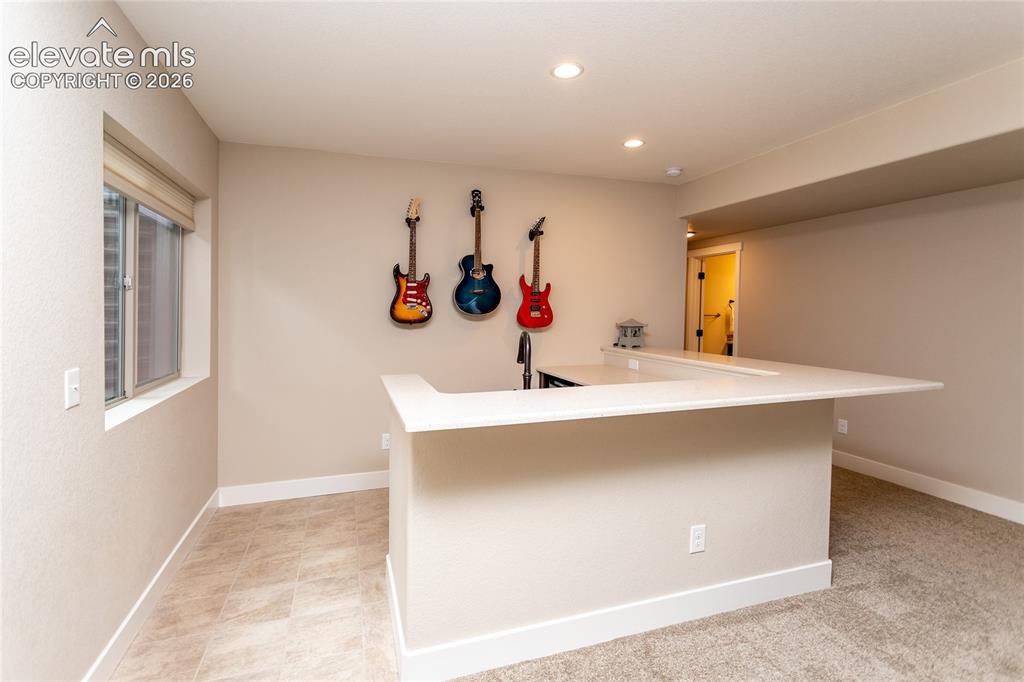 Image 29 of 47: Wet Bar 