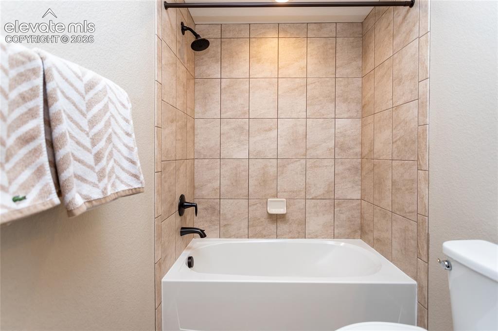 Image 31 of 47: Bathroom