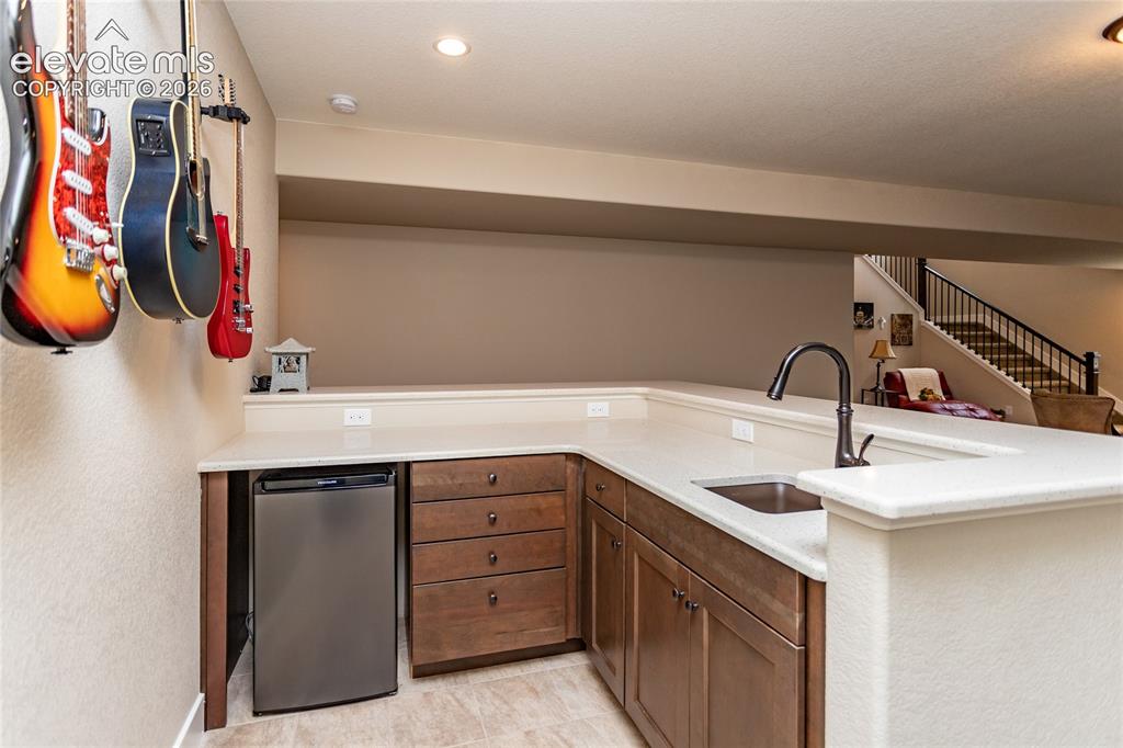 Image 34 of 47: Wet Bar w/ Fridge