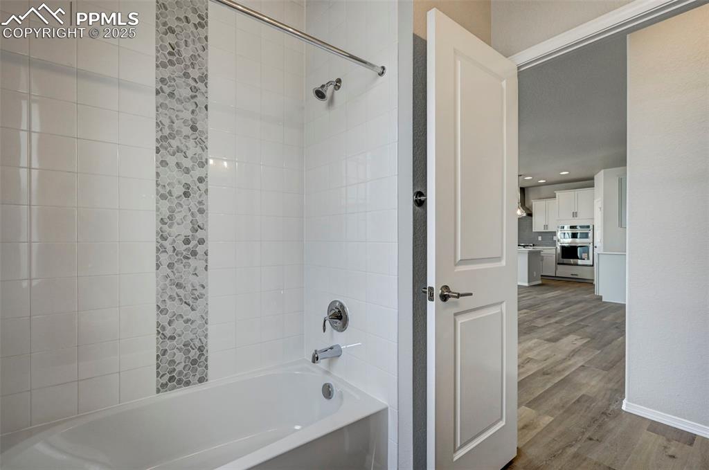 Image 19 of 39: Bathroom