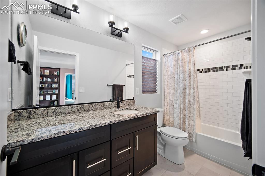 Image 19 of 41: Bathroom