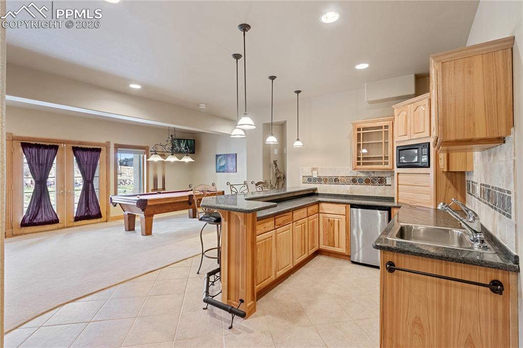 Image 30 of 50: Wet bar in basement 