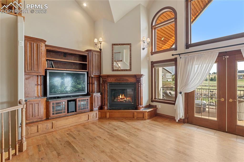 Image 4 of 50: Family room
