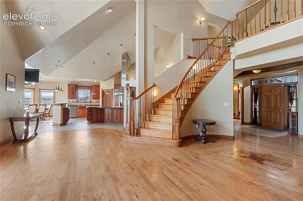 Image 5 of 50: Family room
