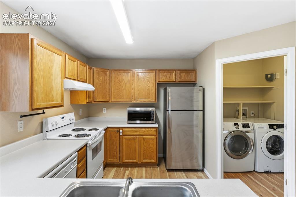 Image 13 of 27: Kitchen